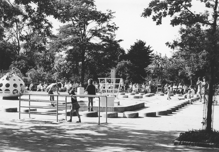 502957 Gezicht op de speelplaats in het Julianapark te Utrecht.